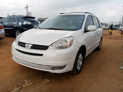 A picture of For sale Slightly used 2006 Toyota sienna XLE Full option