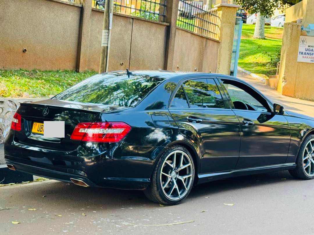 A picture of Mercedes 211 e300