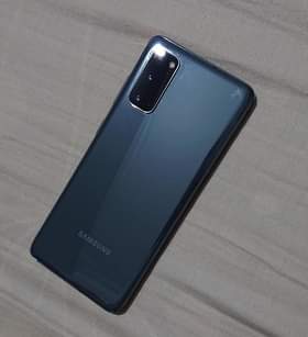 A picture of samsung galaxy s20