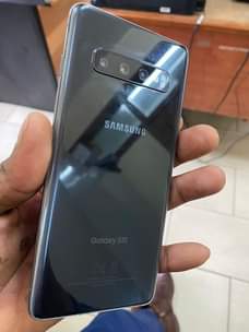 A picture of Samsung s10 plain