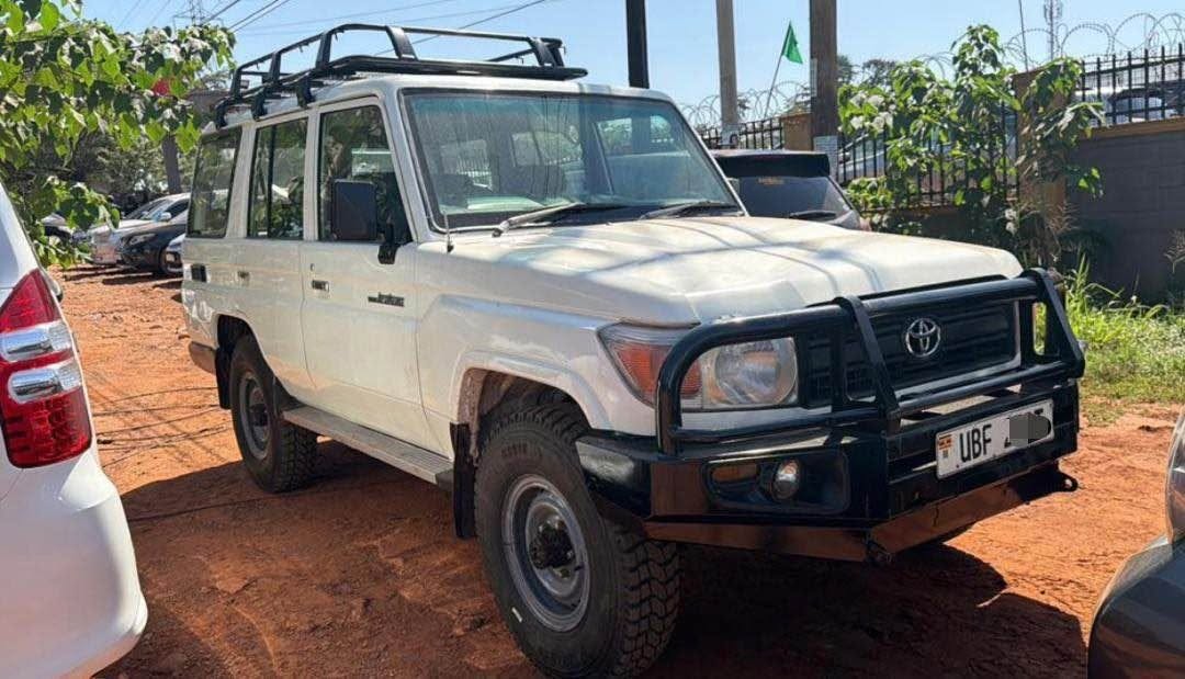 A picture of Land Cruiser manual for inspection our number is 256756841574
