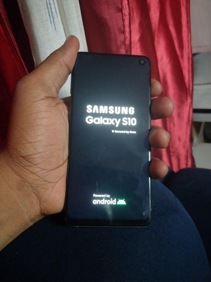 A picture of Samsung s10 plain