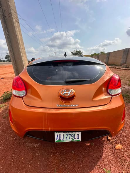 A picture of Hyundai veloster 2013