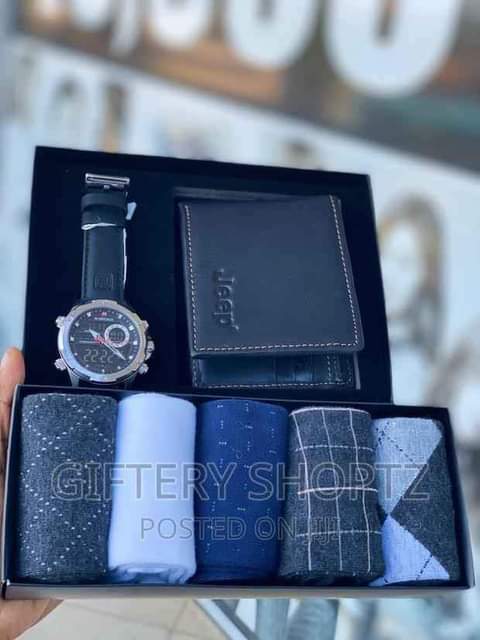 A picture of Men s Gift Box Wallet Saa Socks