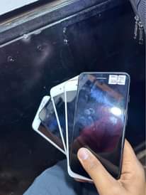 A picture of iPhone 7plus 32 128gb both different colours