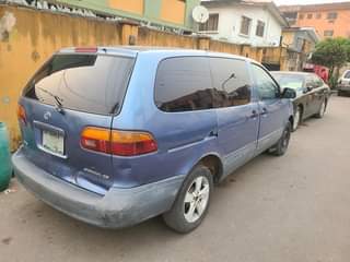 A picture of Toyota sienna 2000