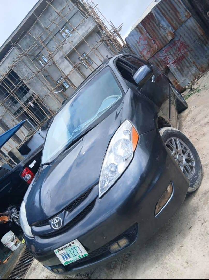 A picture of 2006 Toyota sienna