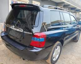 A picture of Toyota Highlander 06 3 seater engine and gear in pristine