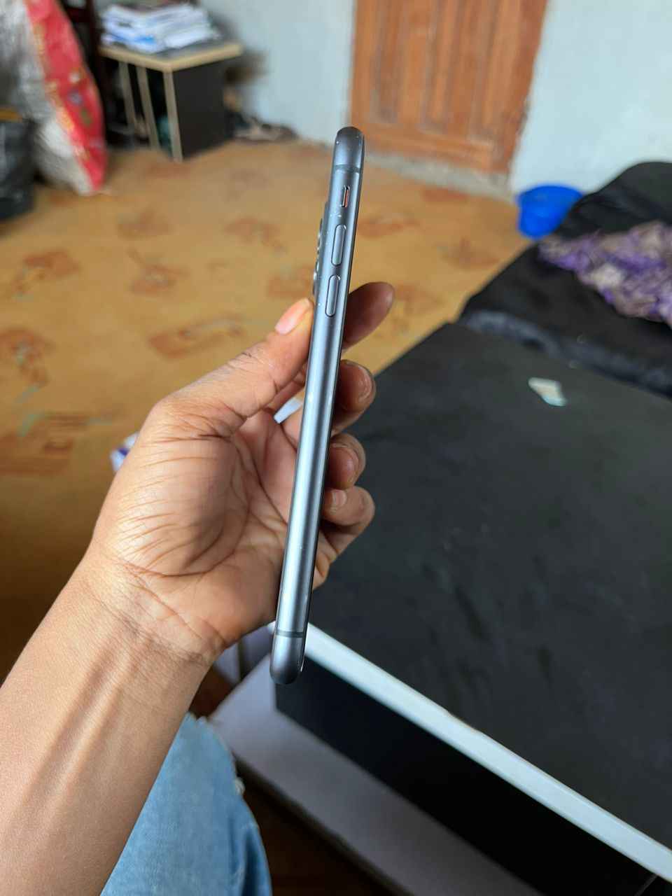 A picture of UK STANDARD IPHONE 11