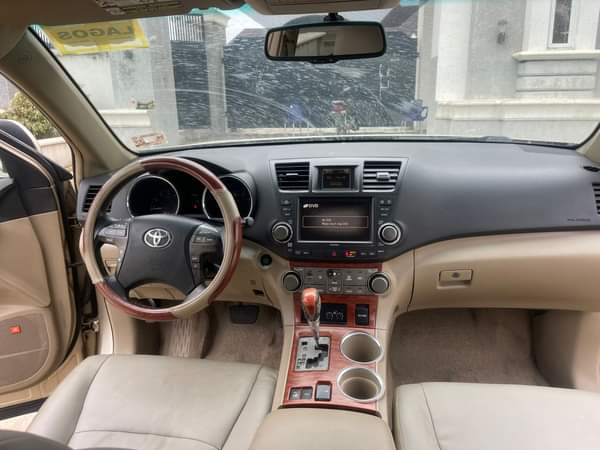 A picture of TOYOTA HIGHLANDER 2008 MODEL KEYLESS IGNITION GOING FOR 10 3