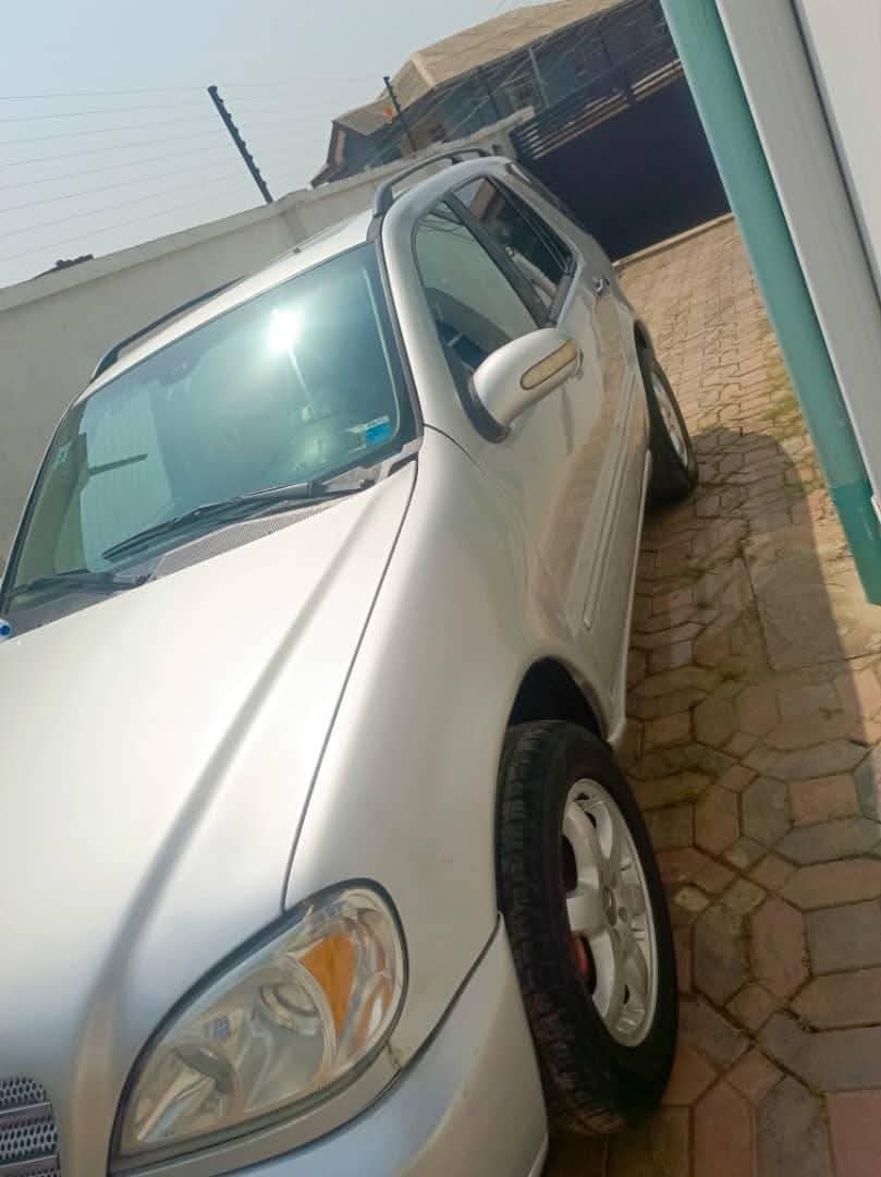 A picture of 2002 2002 v8