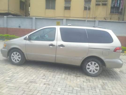 A picture of First body Toyota sienna for sale call O8037665153 