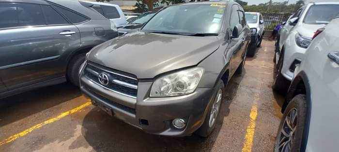 A picture of Am selling cars