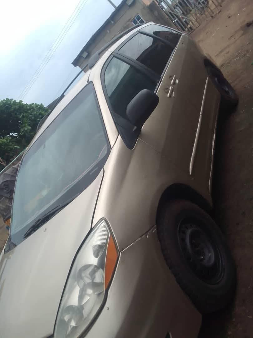 A picture of Toyota sienna 05