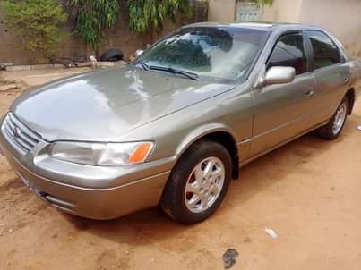 A picture of Toyota Camry pencil light untampered engine and gear sweet interior