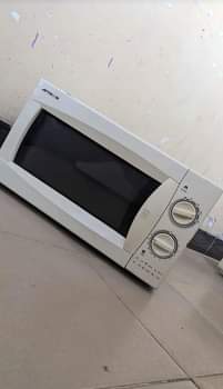 A picture of Microwave original warranty ipo 0656525182 nichek WhatsApp