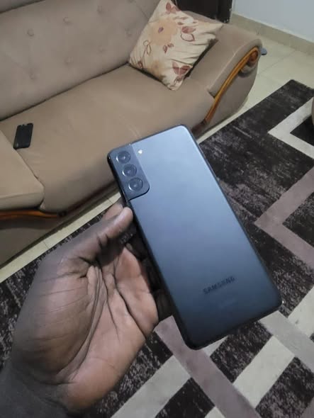 A picture of Samsung galaxy s21 plus