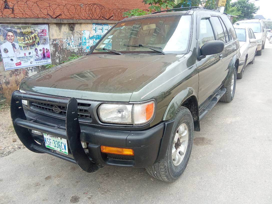 A picture of Nissan Pathfinder 1999 model