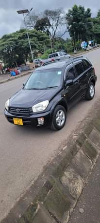 A picture of Toyota rav 4 iko poaw iko arusha Bei 9ml karibu