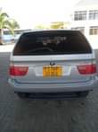 A picture of BMW X5 gari kalii Sanaa imekaza kila sehemu Safari popote