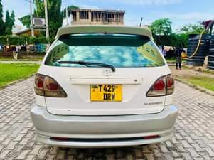 A picture of TOYOTA HARRIER OLD