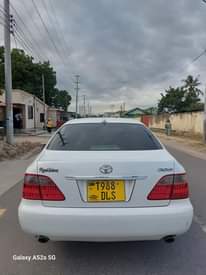 A picture of Toyota crown Royal saloon