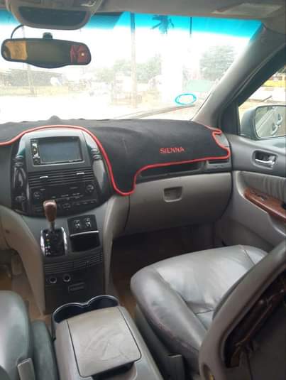 A picture of TOYOTA SIENNA