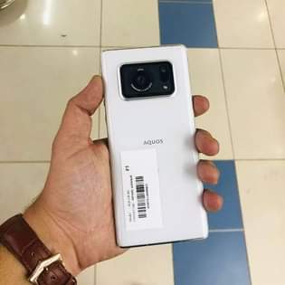 A picture of AQUOS R6