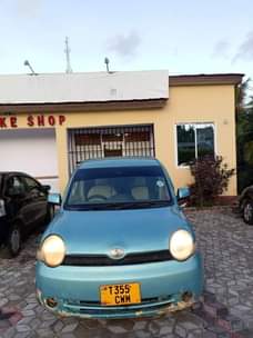 A picture of 2004 Toyota i s t blue