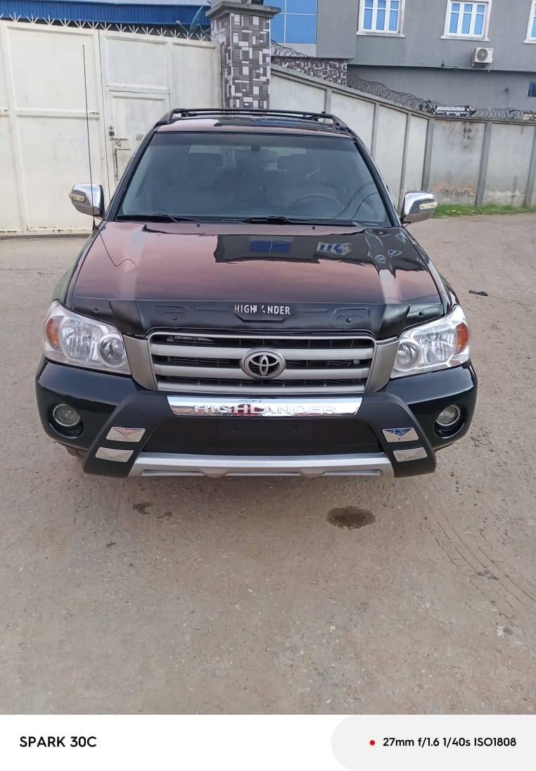 A picture of 2004 Toyota Highlander Highlander 2 rows Painted but very clean