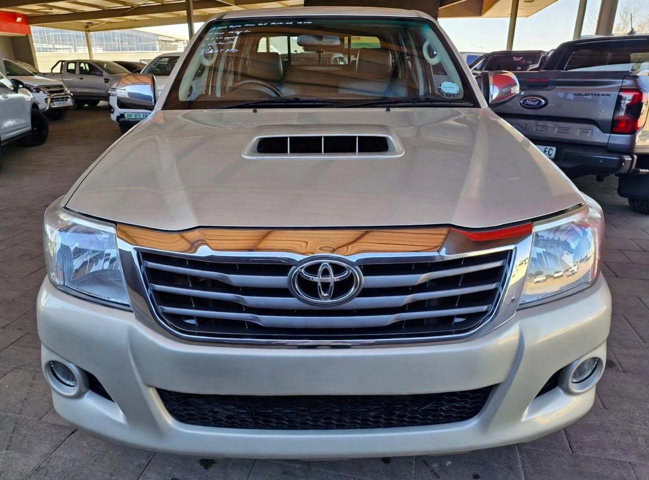 toyota hilux raider