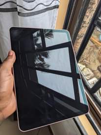 A picture of Ipad air 4 256 icloud locked