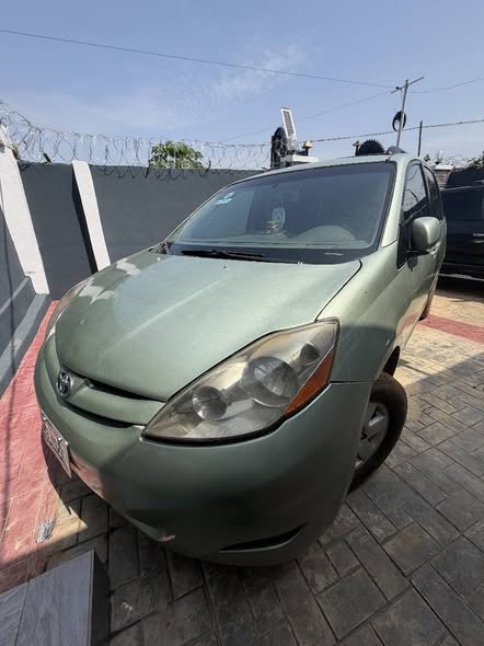 A picture of Toyota sienna 2008