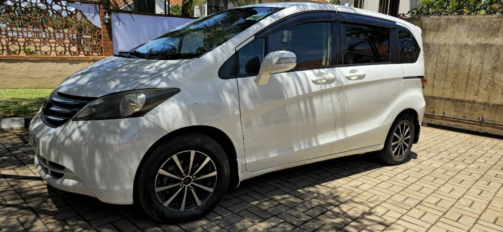 A picture of Honda Freed 2011 model on sale at 21m Ugx slightly