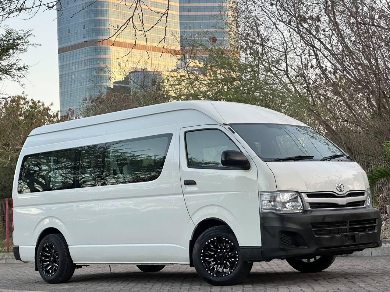 A picture of TOYOTA HIACE QUANTUM