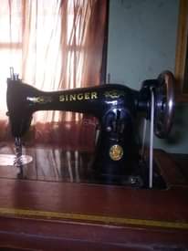 A picture of Singer sewing machine used like New working perfectly only d