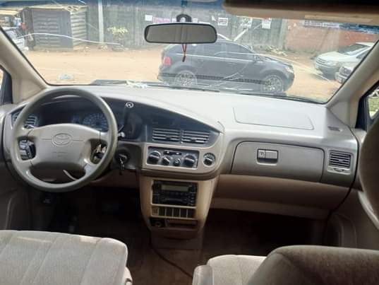 A picture of Toyota Sienna 2002 2003