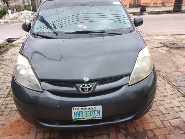 A picture of Toyota sienna 05
