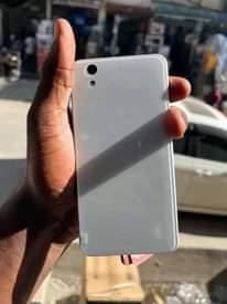 A picture of  AQUOS arrow...32GB... RAM3...SIM NI KAM MPYA IMENYOOKA SAN CAMER