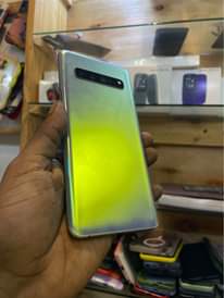 A picture of Samsung s10 plus 5g