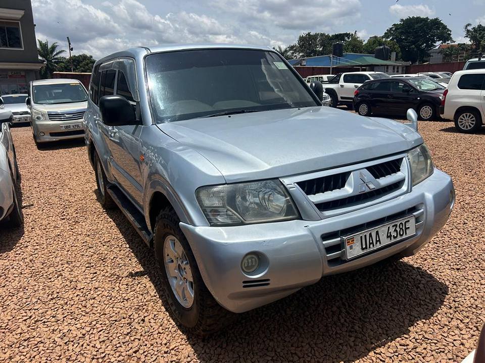 A picture of Mitsubishi Pajero 2004