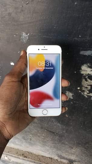 A picture of iPhone 7 Plain 128gb bei 190 000 0655695769 battery 99