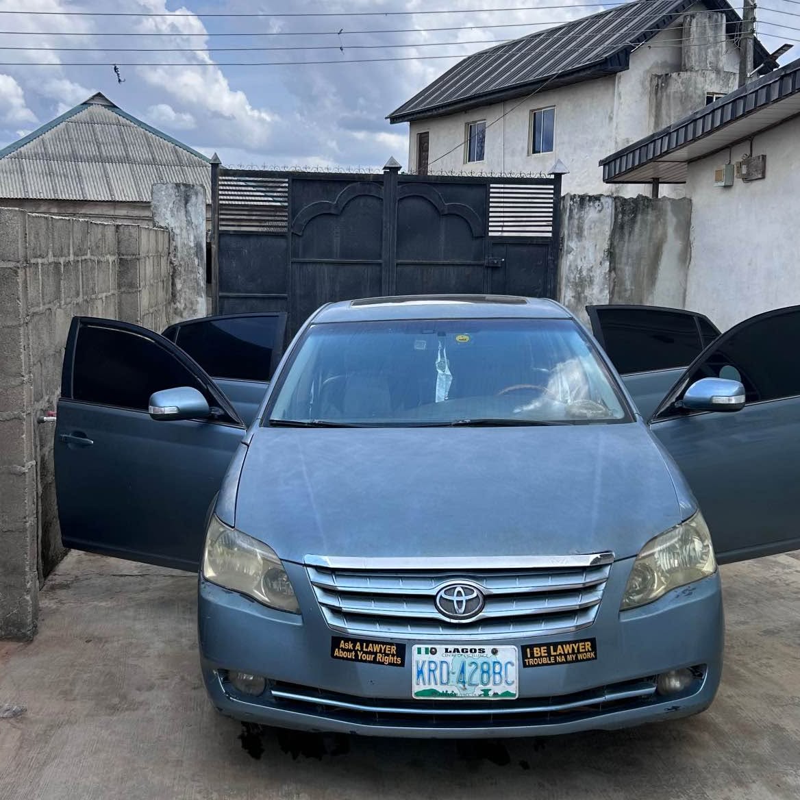 A picture of Thumbs start Toyota Avalon