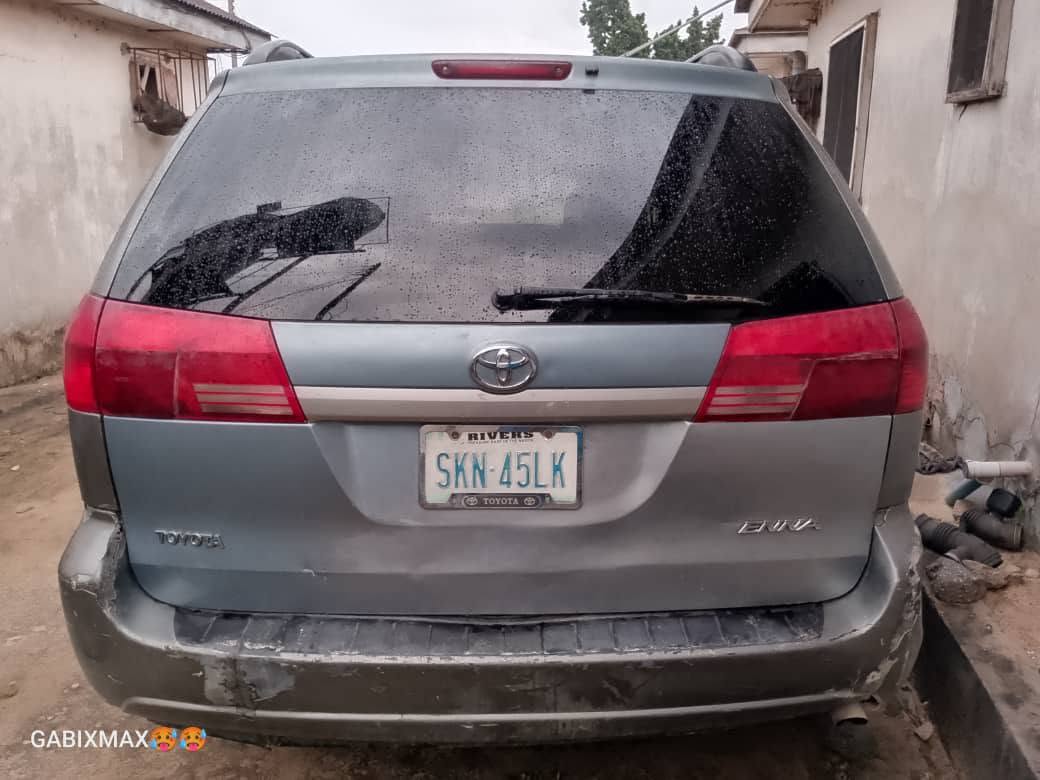 A picture of Toyota Sienna 04 Model