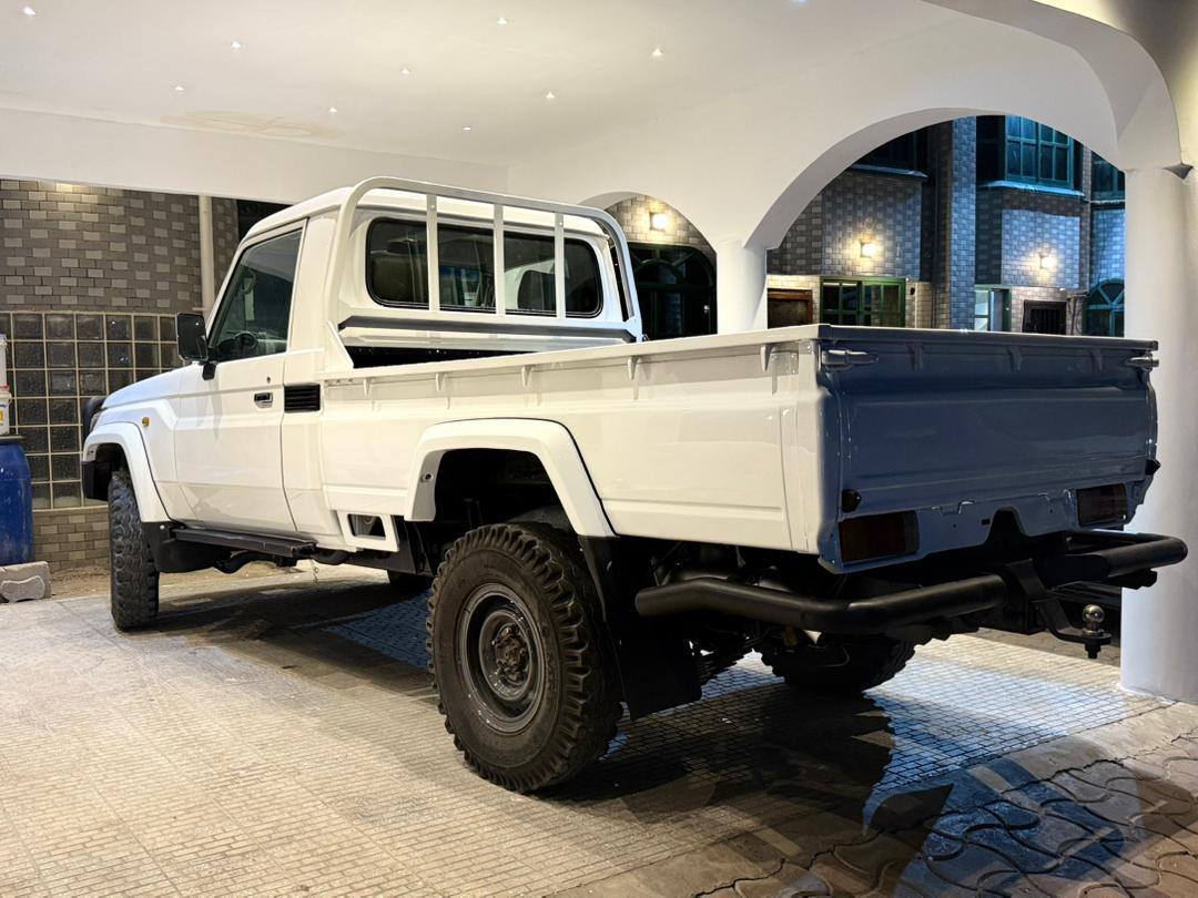 A picture of Toyota land cruiser lx