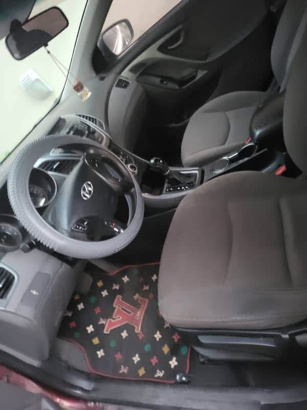 A picture of Hyundai Elantra 2014