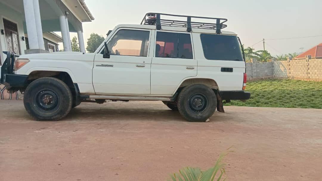 A picture of TOYOTA LAND CRUISER HADTOP 1HZ