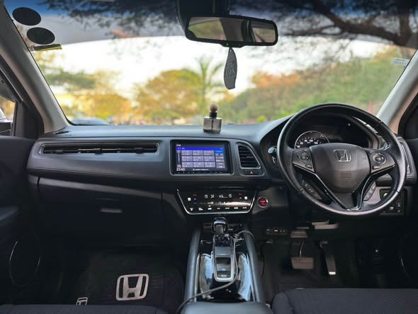 A picture of HONDA VEZEL 2016