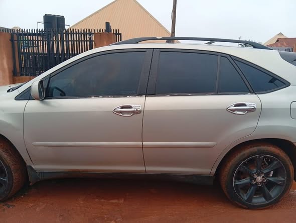 A picture of 2005 Lexus rx 3300
