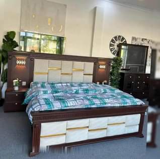 A picture of Nauza kitanda cha kisasa kina bed side mbili Bei 580000